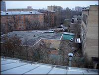 Корпус № 35 (приземистый) и корпус № 9 (фрагмент). На заднем плане слева — общежитие «Космос» (ноябрь 2004 г.).