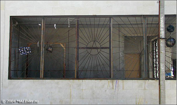 Летний маёвский лагерь «Алушта». Решетка в летнем театре (снимок 2003 г.)