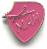Значок Спортклуба МАИ (середина 1970-х гг.). Алюминий, холодная эмаль, крепление — английская булавка, плоский; красный фон.